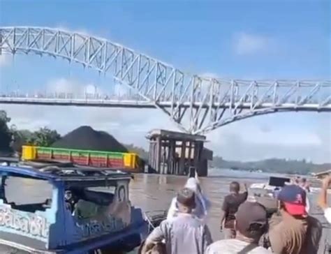 Tongkang Pengangkut Batu Bara Tabrak Tiang Jembatan Pangulu Iban