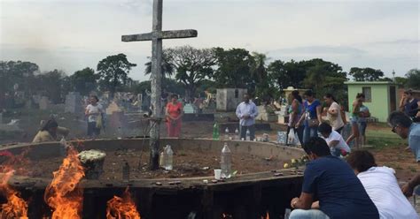 G Parentes E Amigos Visitam T Mulos No Dia De Finados Cemit Rios