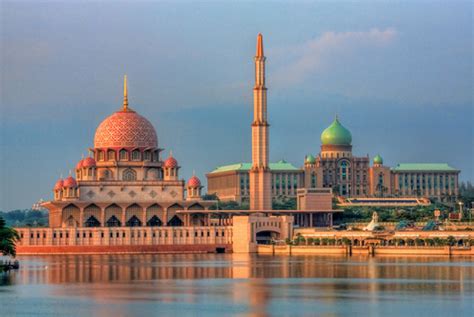 Masjid Putra Malaysia Masjid Terapung Di Atas Danau 2 Republika Online