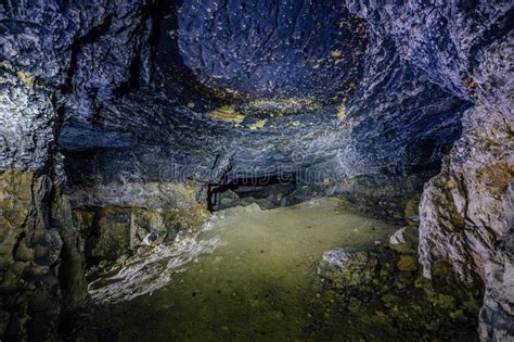 Mina Abandonada Y Derrumbada De La Piedra Arenisca O De La Piedra