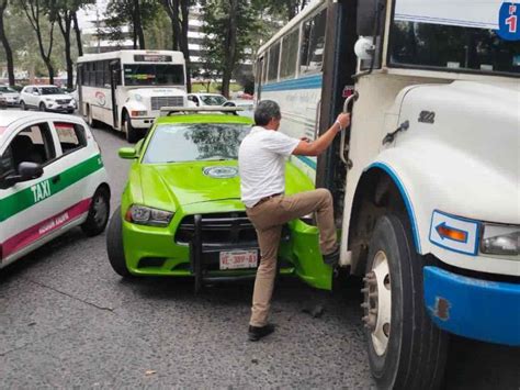 Patrulla de Tránsito y urbano chocan en avenida de Xalapa