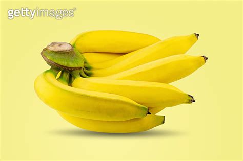 Bananas Peeled Yellow On The Same Branch On Yellow Pastel Background 이미지 1328091451 게티이미지뱅크