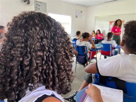 Março Mulher Estudantes são conscientizados a respeito da violência