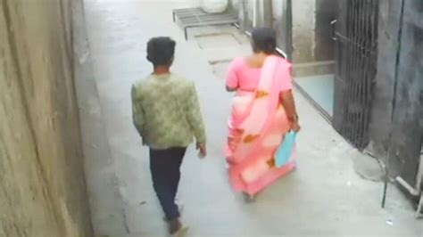 12 साल के नाबालिग लड़के ने की बुजुर्ग महिला से छेड़छाड़ घटना Cctv में कैद Old Woman