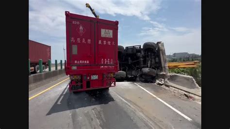 影／台61線北上車禍2大型車翻覆 2司機逃一劫北上封閉 時事 聯合影音