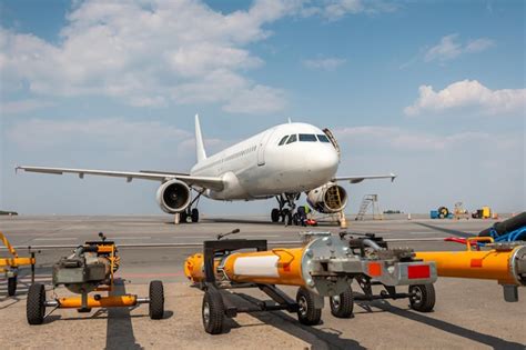 Avi N De Pasajeros Blanco Y Enganches De Remolque Para Aviones En La