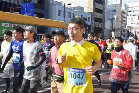 全身バナナや桃太郎も 高知龍馬マラソン 個性あふれる仮装ランナーたち【写真まとめ】 高知新聞