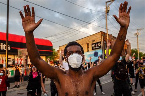 EUA têm segunda noite de protestos por morte de homem negro em