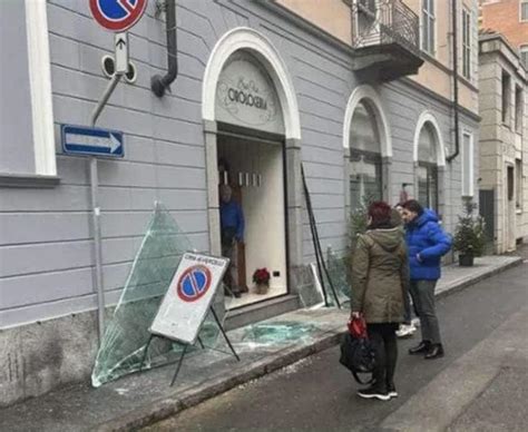 Nel Centro Storico Di Vercelli Una Banda Di Rapinatori Ha Sfondato La