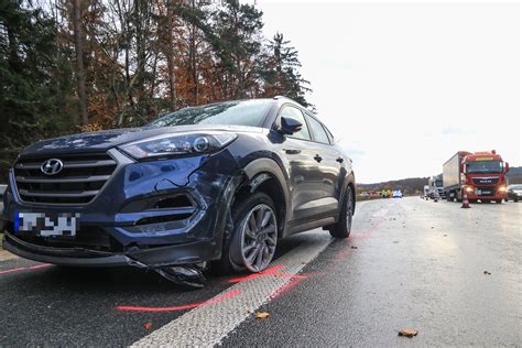 Unfall auf der A9 Auto kracht durch Leitplanke und stürzt Böschung