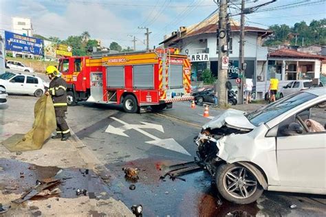 Motorista Fica Inconsciente Ap S Colidir Seu Carro Contra Outro