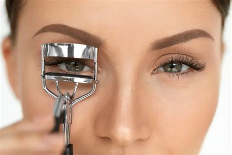 10 Mistakes Need To Avoid When Using An Eyelash Curler