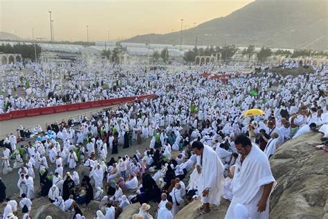 بث مباشر الآن بدء نزول الحجاج من جبل عرفات بعد أداء ركن الحج الأعظم