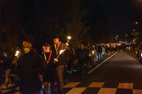 A Calderara Oltre 300 Persone In Piazza Per La Fiaccolata Per La Pace