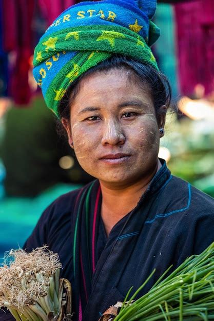 Mulheres da ásia retrato de uma mulher uma toalha na cabeça de