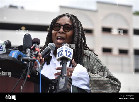 Whoopi Goldberg Fait Des Remarques Sur La Réouverture Du Stade Hinchliffe La Ville De Paterson