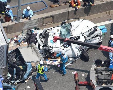 トラックが最後尾に突っ込み、前のトラックの間で乗用車が2台潰れる 奇跡の生還 事故 衝撃映像 まとめ