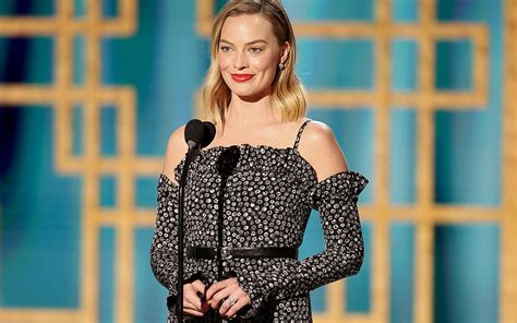 Margot Robbie Actriz Australiana Vestido Negro Margot Robbie Ulular