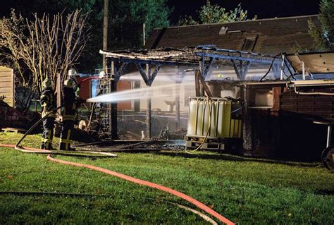 Wohnwagenbrand In Halsbr Cke Gro Einsatz Der Feuerwehren