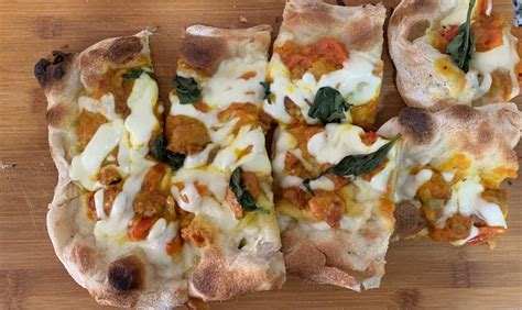 Pinsa Con Salsiccia Crema Di Zucca E Mozzarella Ricetta Ottopagine It