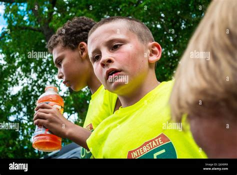 Niño de nueve años tomando un descanso durante el 2017 Gusmacker tres