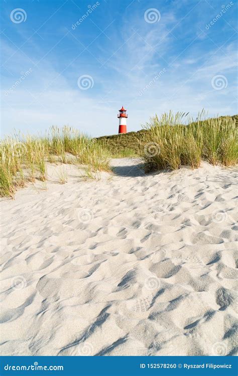 Blanco Rojo Del Faro En La Duna Isla De Sylt Alemania Del Norte Foto