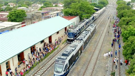 AMLO se sube por primera vez al Tren Transístmico por recorrido de prueba