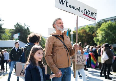 Personas Con Carteles Y Afiches Sobre La Huelga Global Por El Cambio