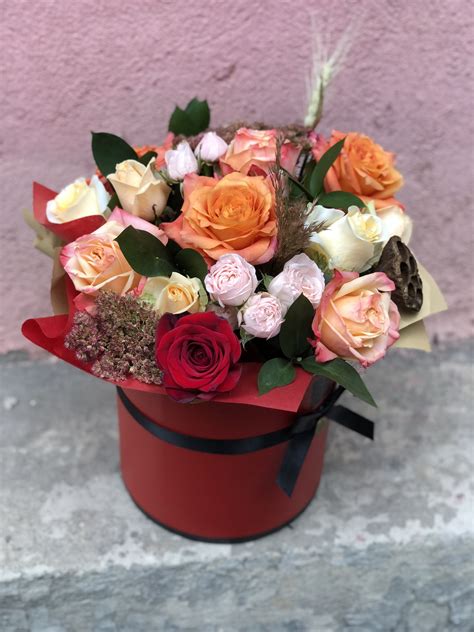Бордовая коробка с цветами. | Flower box gift, Flowers bouquet gift ...