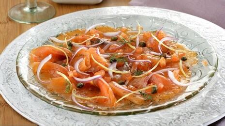 Carpaccio de salmón marinado con cebolleta y alcaparras Gurmé