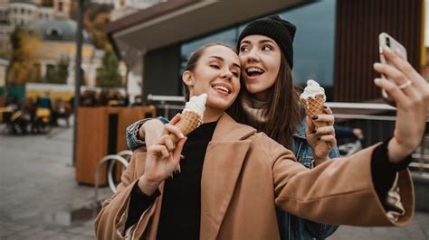 Jolies Jeunes Filles Prenant Un Selfie Ensemble Photo Gratuite