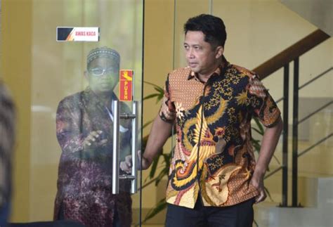 Tegang Kepala Bppd Kabupaten Sidoarjo Ari Suryono Diperiksa Kpk