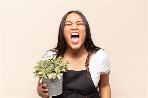 Joven Latina Gritando Agresivamente Luciendo Muy Enojada Frustrada Indignada O Molesta