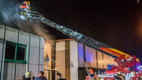 Sinsheim Hoher Schaden Nach Brand In Lagerhalle Baden Württemberg