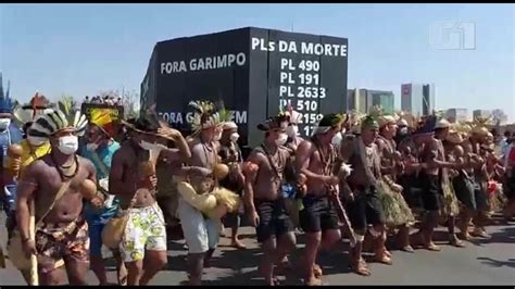 Indígenas protestam na Esplanada dos Ministérios em Brasília em