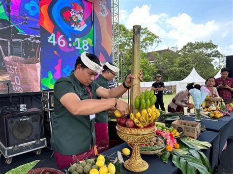 Duta Kota Denpasar Sabet Juara 1 Merangkai Gebogan Di Pameran