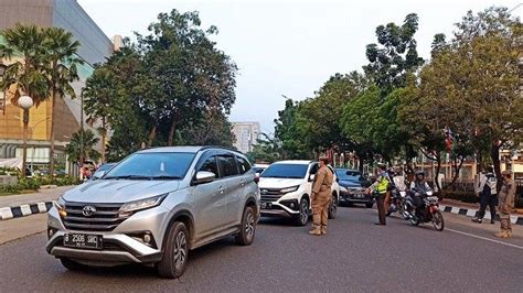 Hari Pertama Ganjil Genap Di Jalan POM IX Palembang Banyak Pengendara