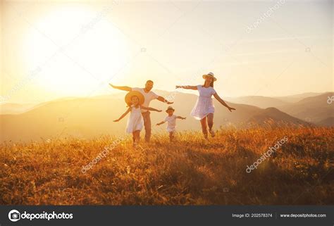 Gl Ckliche Familie Mutter Vater Kinder Sohn Und Tochter Bei