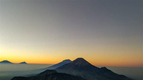 Menikmati Golden Sunrise Istimewa Di Puncak Gunung Prau | Yukkuy