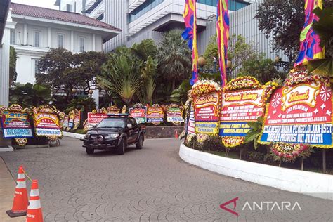 Karangan Bunga Hiasi Balai Kota Jakarta Sambut Pelantikan Heru Antara