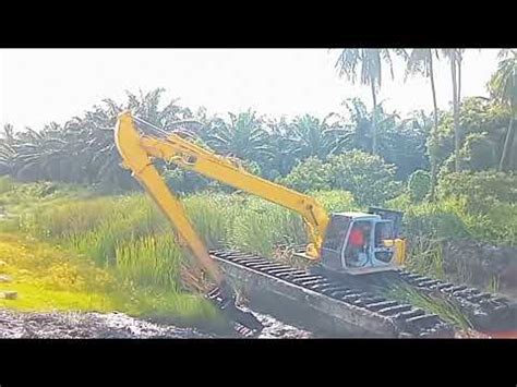 Tenyata Begini Ya Cara Excavator Amphibi Bersih Bersih Rumput Di Dalam