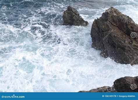 As Ondas Que Quebram Em Uma Praia Rochoso Formando Um Pulverizador