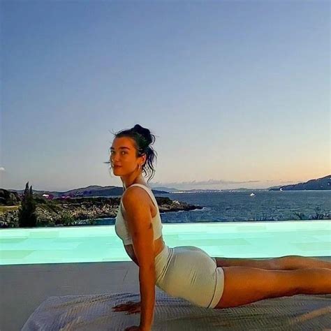 Yoga with Dua Lipa : r/BritishCelebrityBabes