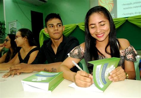 Reporter Parintins Alunos Da Uea Parintins Lan Am Livro Sobre