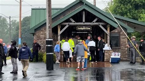 Tour Boat Capsizes In Cave Along The Erie Canal In Upstate New York Leaving One Dead Cnn