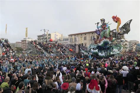 Carnevale Di Viareggio Folla Delle Grandi Occasioni Successo Della