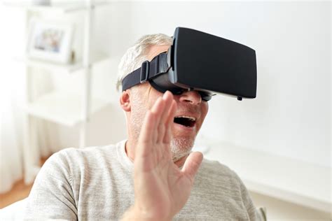 Benefits of Virtual Reality for Seniors | Maplewood Senior Living