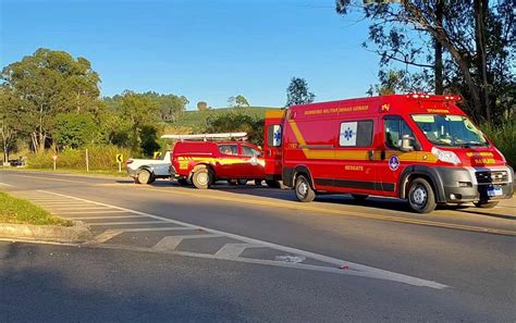 Batida entre caminhonete de prefeitura e carro deixa três feridos na BR