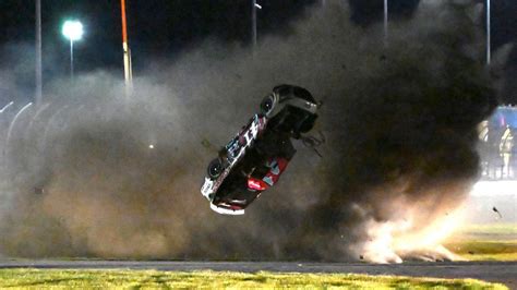 Aterrador accidente en la Nascar piloto salió ileso tras dar más de 10