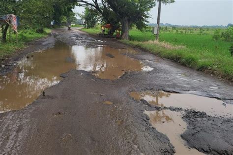 Kilometer Jalan Di Cirebon Rusak Berat Republika Online